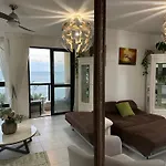 Seafront Spacious Family Apartment With Balcony