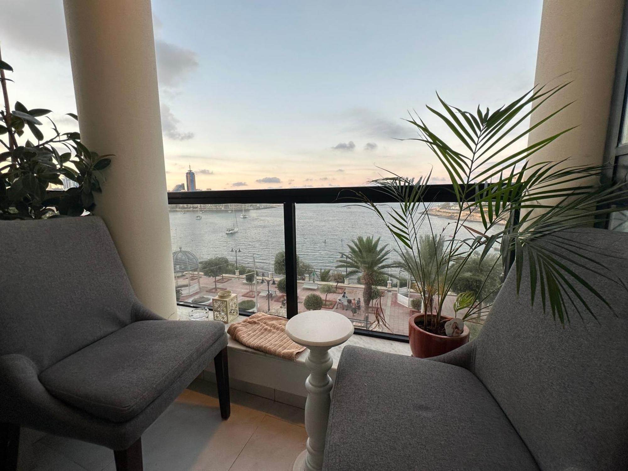 Seafront Spacious Family With Balcony Apartment *
