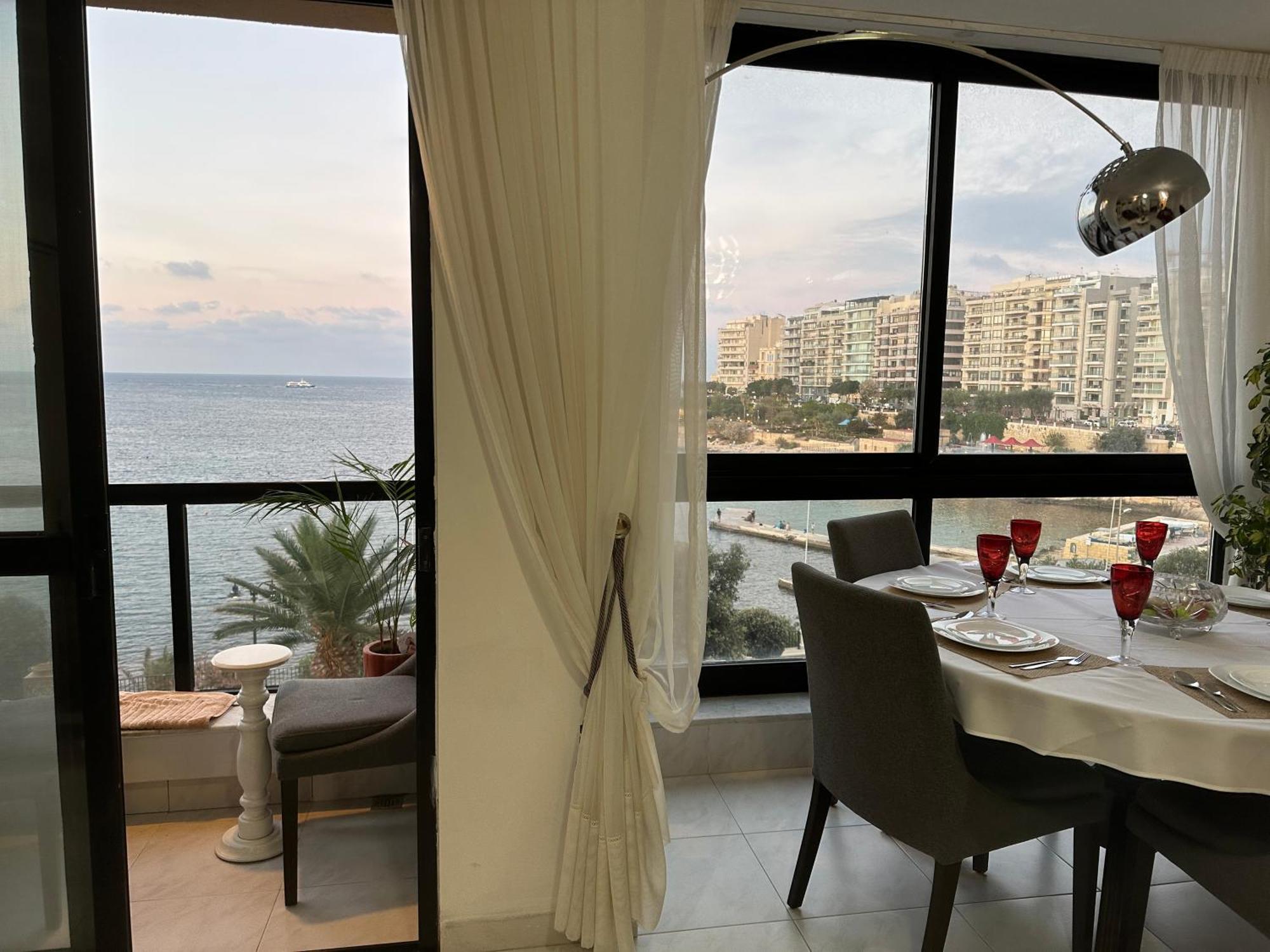 Seafront Spacious Family With Balcony Apartment Sliema