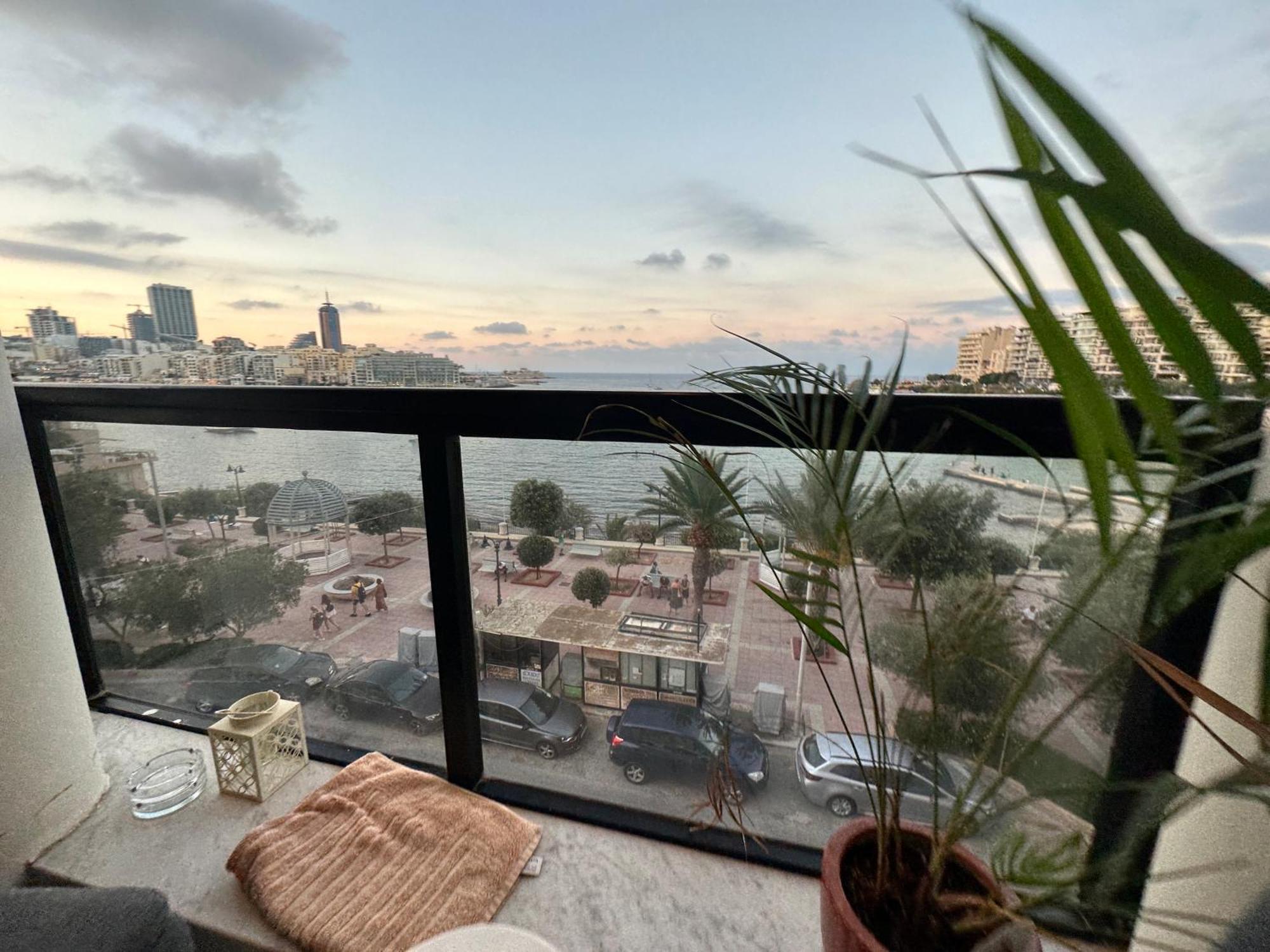 Seafront Spacious Family With Balcony Sliema
